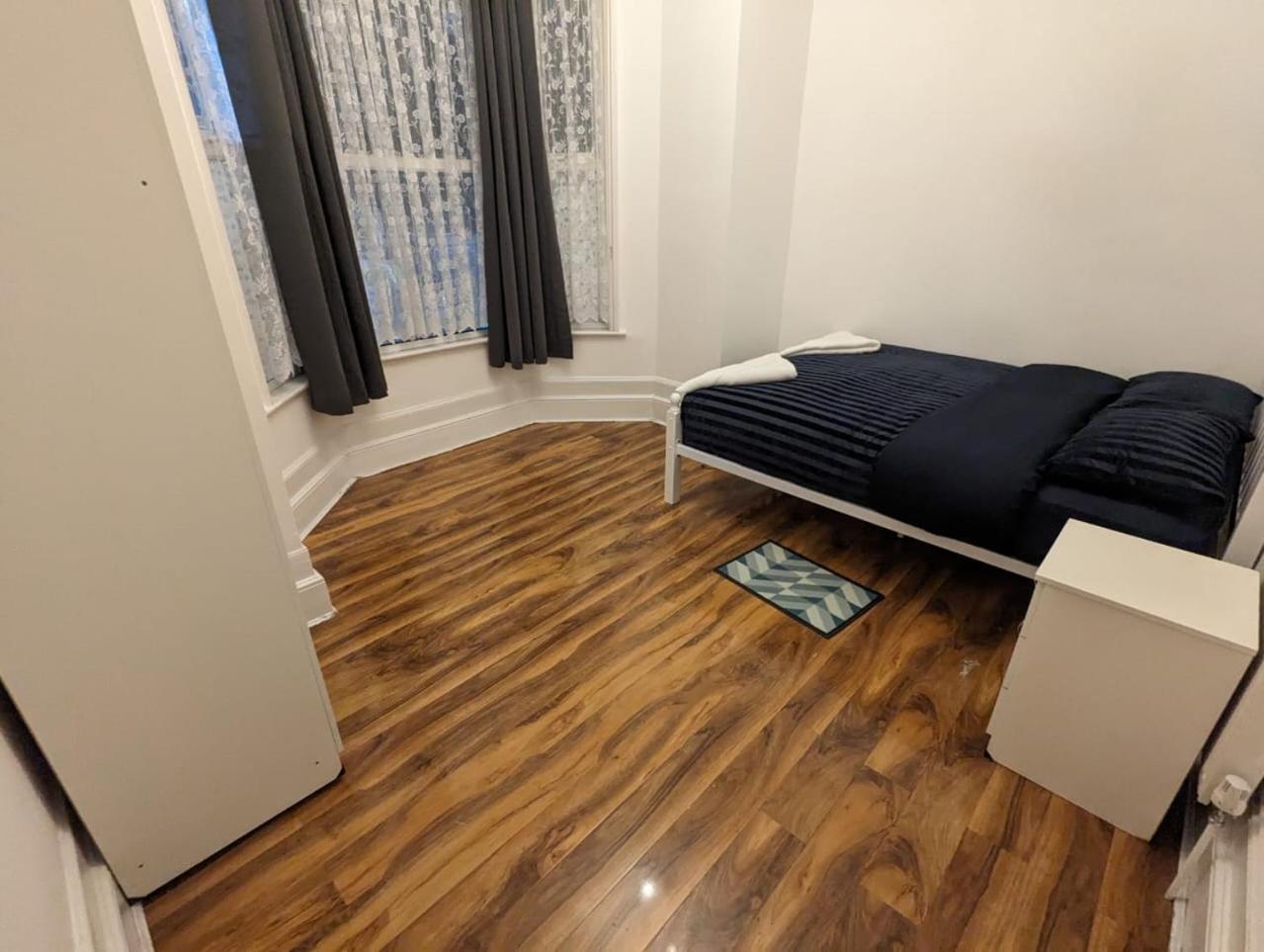 Gazde/Camere de închiriat Rayan's Stratford Londra