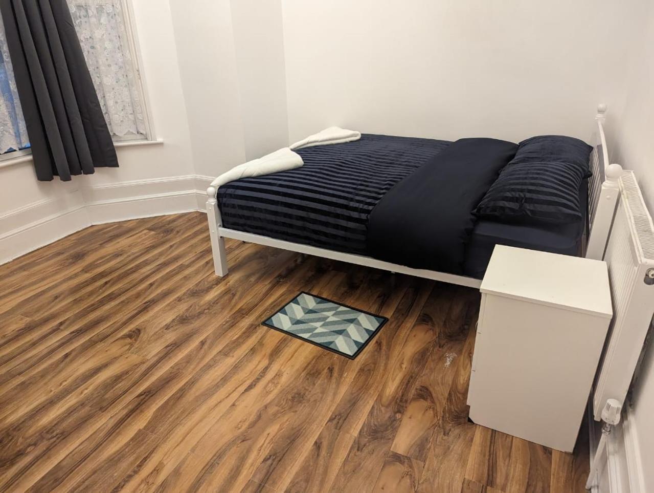 Gazde/Camere de închiriat Rayan's Stratford Londra